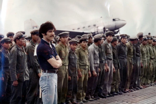 Geraldo in front of foreign troops